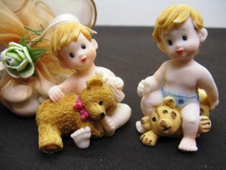 Garçon en résine avec ourson ou toutou pour baptême