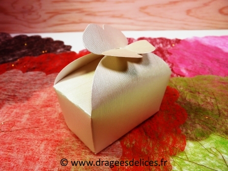 Boite à dragées ou chocolats de noël forme panier en carton moiré