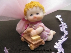 Sujet bébé fille avec ses jouets pour décoration baptême 