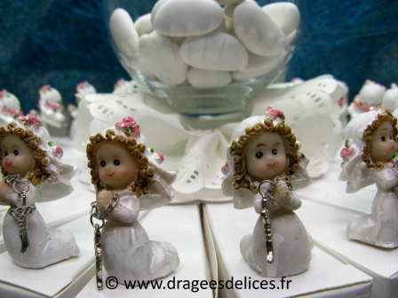 Gâteau communion fille à garnir de dragées avec son calice en verre : Détail des résines sur les parts de gâteau