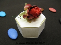 Boite héxagonale pour dragées avec sa magnifique fleur en décor Blanc