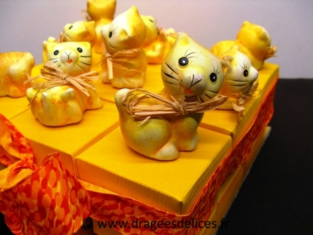 Gâteau pour dragées avec chatons pour baptême ou anniversaire : Chatons assortis sur les boites de dragées avec nœud en raffia