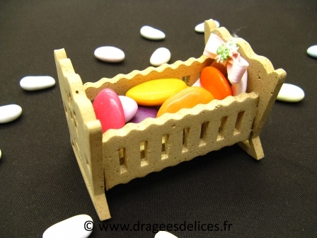 Berceau à bascule vintage pour baptême garçon ou fille : Berceau à bascule vintage avec ruban rose pour baptême fille