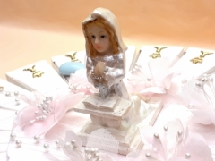 Gâteau communion fille pour dragées avec communiante, croix ou calices or 