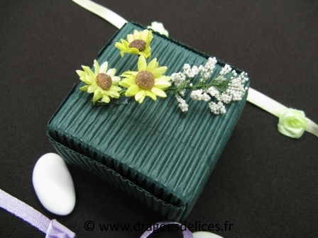 Boite à dragées carrée en kit avec marguerites et gypsophile