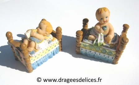 Boite pour un baptême garçon en résine bébé sur son lit : Boite à dragées pour un baptême garçon en résine