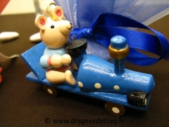 Ours sur sa locomotive Bleu