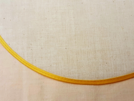 Tulle pour dragées en coton avec bordure en satin : Tulle pour dragées en coton avec bordure en satin jaune