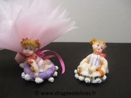 Petite fille sur bouée sujet en résine pour baptême