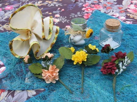Bouquet de trois fleurs en papier pour décoration avec feuilles et gypsophile