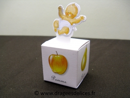 Cube en carton fruit d`amour pour dragées de baptême