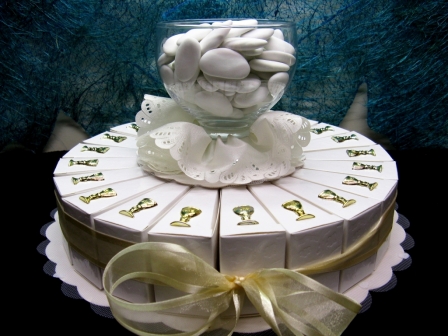 Gâteau pour communion garçon ou fille avec calice en verre à garnir de dragées