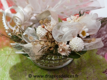 Panier en fer avec son bouquet pour mariage baptême et communion : Le panier présenté avec un tulle de dragées