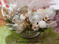 Panier en fer avec son bouquet pour mariage baptême et communion 