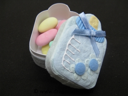 Boite en forme de biberon pour baptême garçon ou fille  : Boite en forme de biberon bleu ciel pour baptême garçon