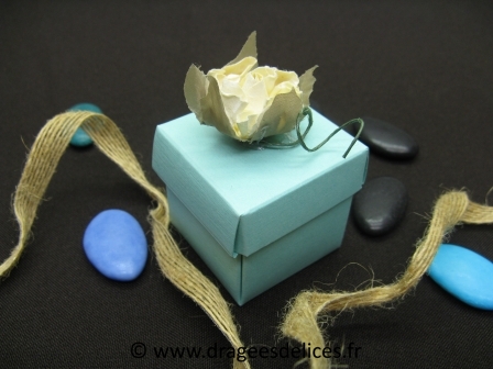 Boite surprise pour dragées collection toilée avec sa fleur : Boite surprise pour dragées collection toilée coloris vert d