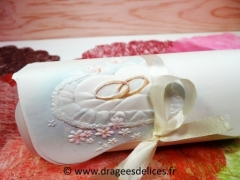 Ballotin dragées pour mariage avec alliances sur coussin 