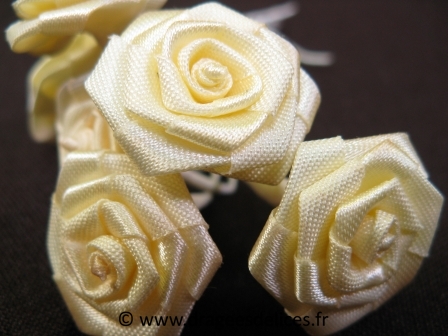Grosse rosette ourlée pour mariage, baptême et communion : Grosse rosette ourlée fleur jaune clair pour mariage, baptême et communion