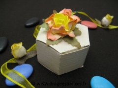 Boite héxagonale pour dragées avec sa magnifique fleur en décor Sable