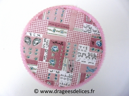 Lot de 9 tulles en coton avec chaussons pour baptême fille : Lot de 9 ronds à dragées en coton avec bord en dentelle et petits chaussons rose
