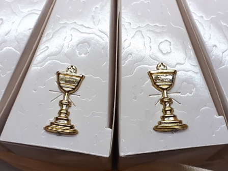 Gâteau communion fille avec bible pour inscription date et prénom : Calices dorés en décoration sur les boites de dragées