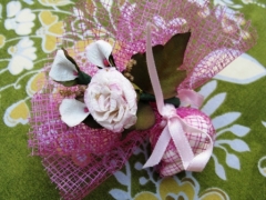 Bouquet de fleurs avec rose, arums et feuilles pour décoration 