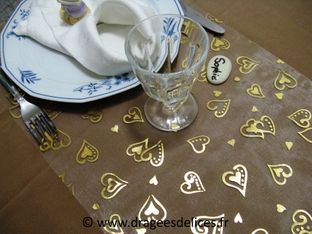 Chemin de table en organza avec motifs coeur