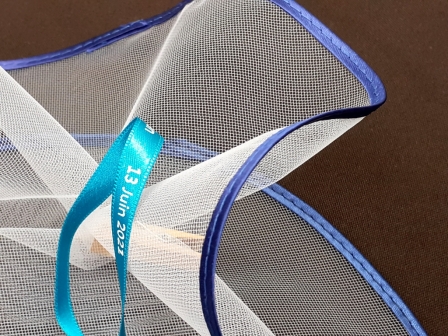 Tulle original chic pour dragées avec biais en satin : Tulle original chic pour dragées avec biais en satin de couleur bleu marine