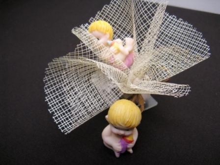 Bébé en résine avec son biberon pour décoration de tulle de dragées : Bébé en résine avec son biberon pour décoration de tulle de dragées