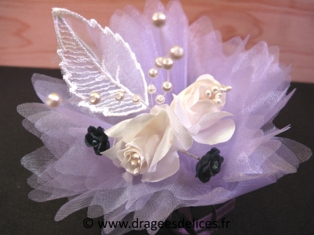 Bouquet Nina avec deux fleurs en satin, feuille brodée et tiges de perles