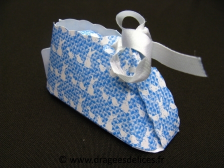 Boite en forme de chausson pour baptême garçon ou fille les petits lapins
