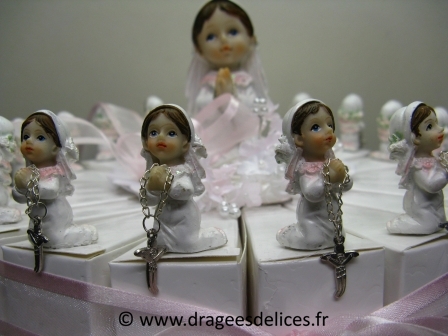 Gâteau pour communion fille avec sa croix à garnir de dragées : Communiantes à genoux sur les boites part de gâteau