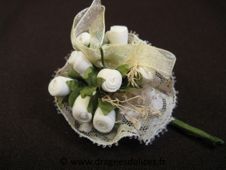 Bouquet pour décoration avec fleurs, ruban et dentelle : Bouquet ivoire pour décoration avec fleurs, ruban et dentelle