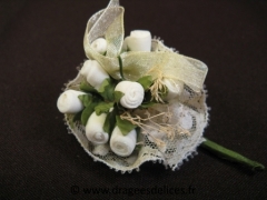 Bouquet pour décoration avec fleurs, ruban et dentelle Ivoire