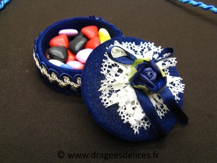 Boite en velour avec fleur dentelle et ruban à garnir de dragées : Boite en velour bleu avec fleur dentelle et ruban à garnir de dragées