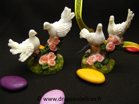 Couple de colombes sur socle