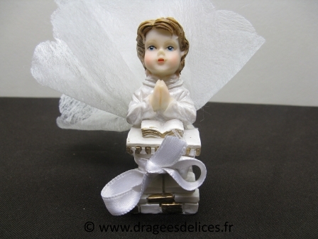 Sujet communiant garçon priant devant autel avec bible : Sujet communiant garçon pour décoration de tulle ou gâteau communion