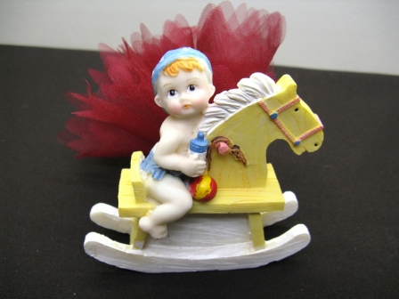 Sujet pour décoration de baptême, bébé sur cheval à bascule : Sujet garçon pour décoration de baptême, bébé cheval à bascule