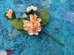 Bouquet de trois fleurs en papier pour décoration avec feuilles et gypsophile Pêche